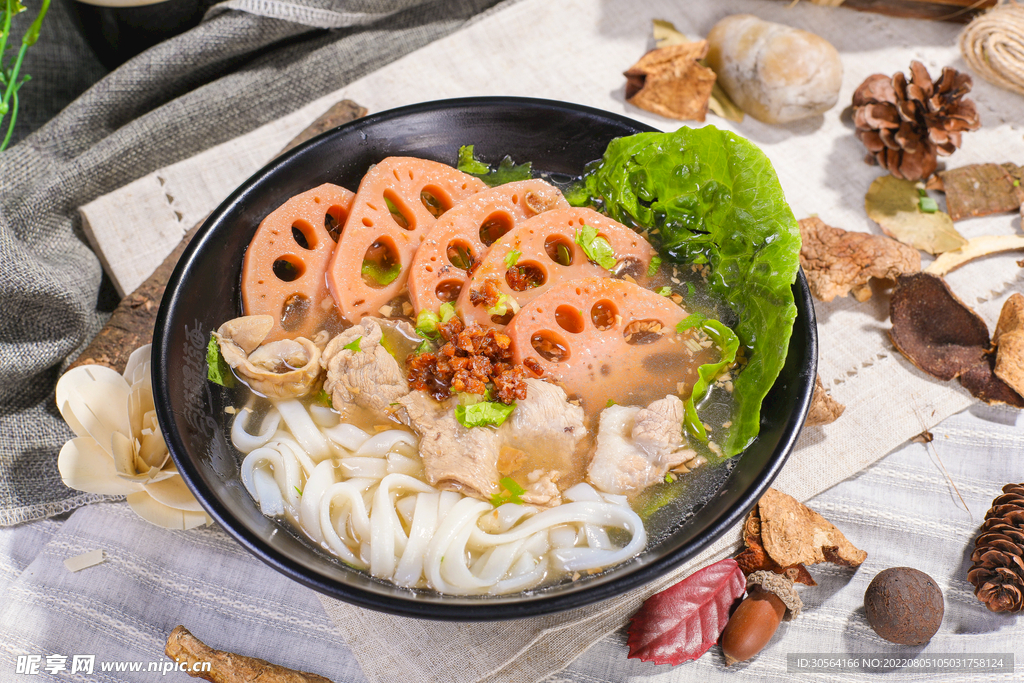 清汤莲藕肉片面条美食