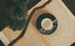 中国风书本上的茶杯