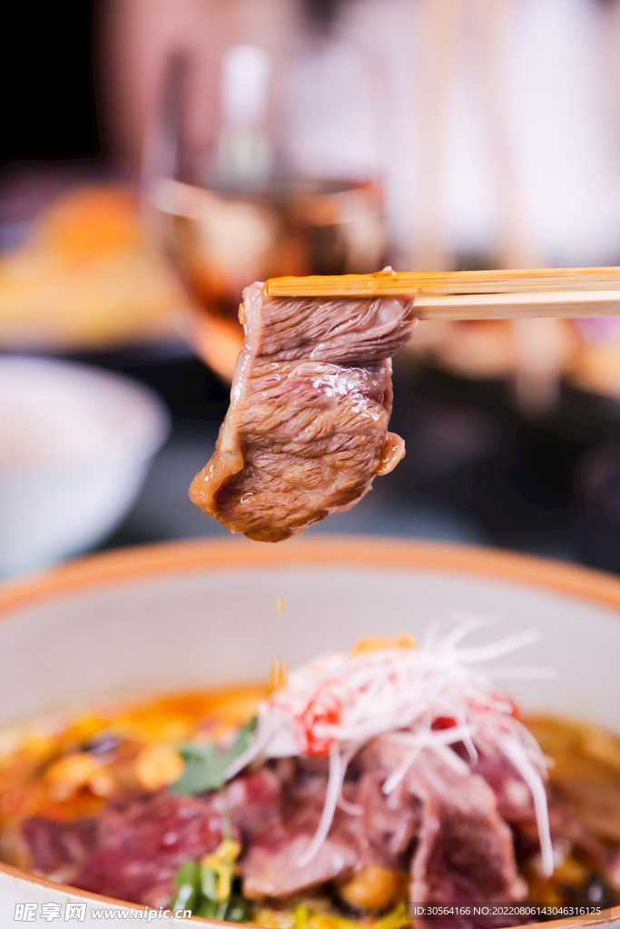 麻辣水煮肉片美食