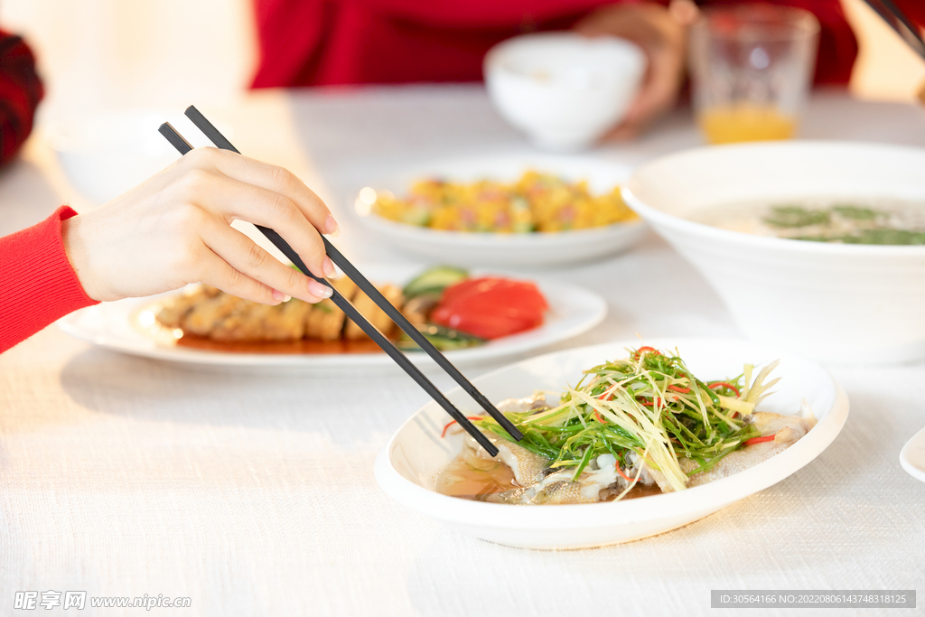 清蒸鲈鱼美食午餐