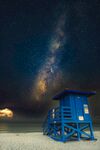 夏季星空下的木屋