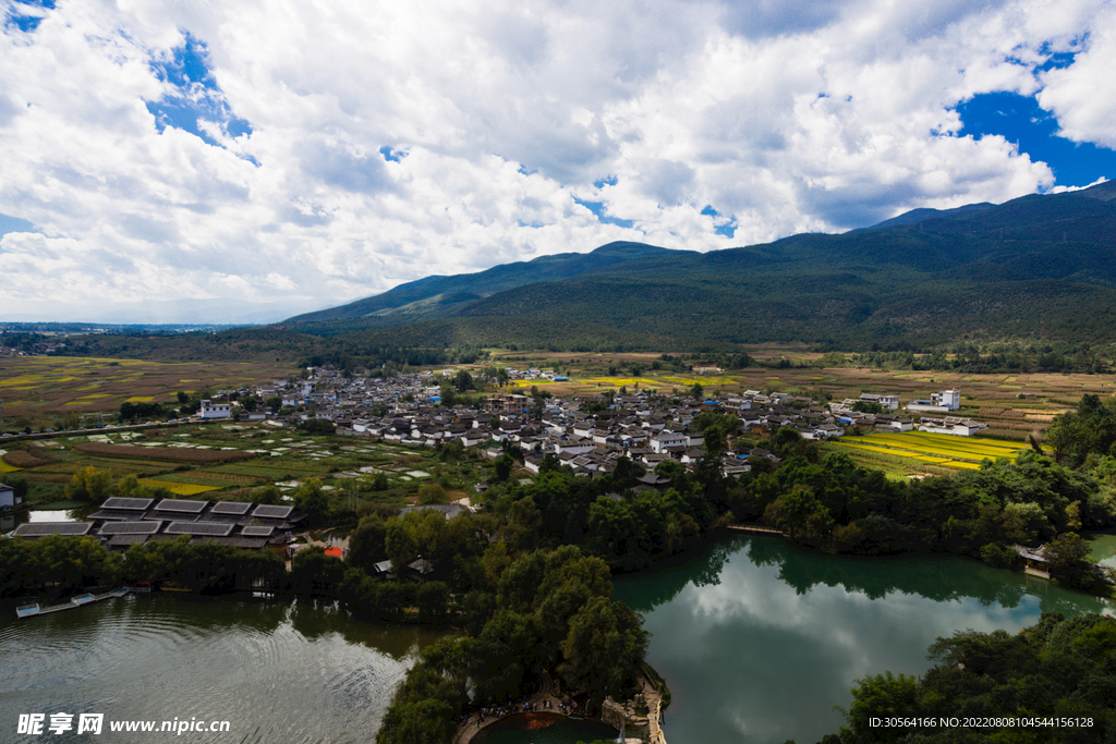 户外山脉湖水乡村建筑