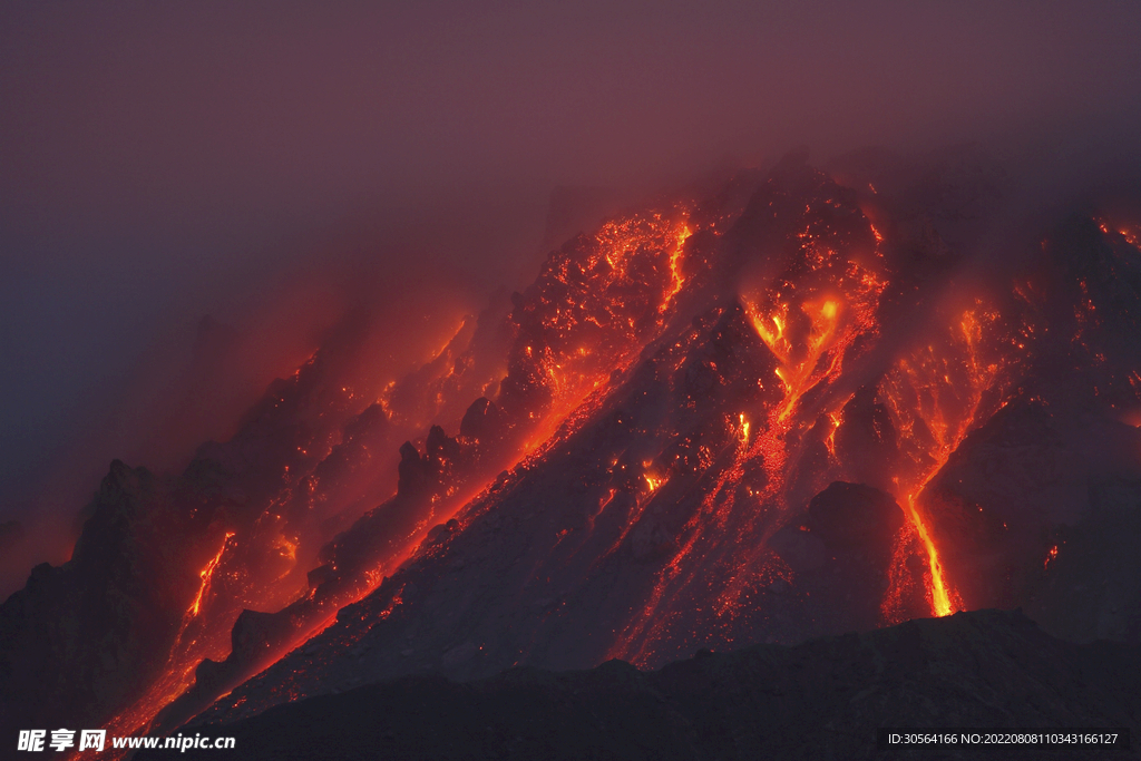 户外火山喷发自然