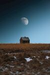 孤独的房子月亮空旷草原上的房子