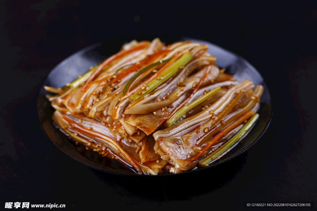 美味的凉拌耳朵叶图片