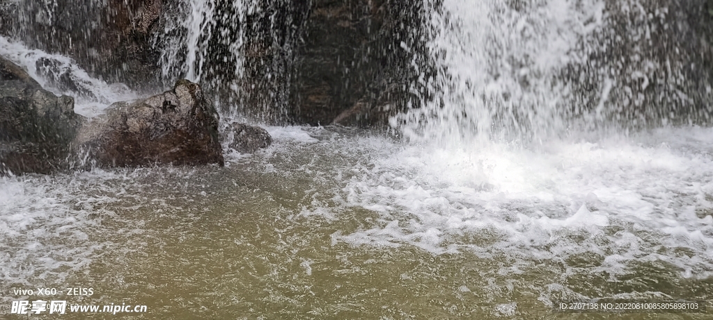 瀑布山泉流水
