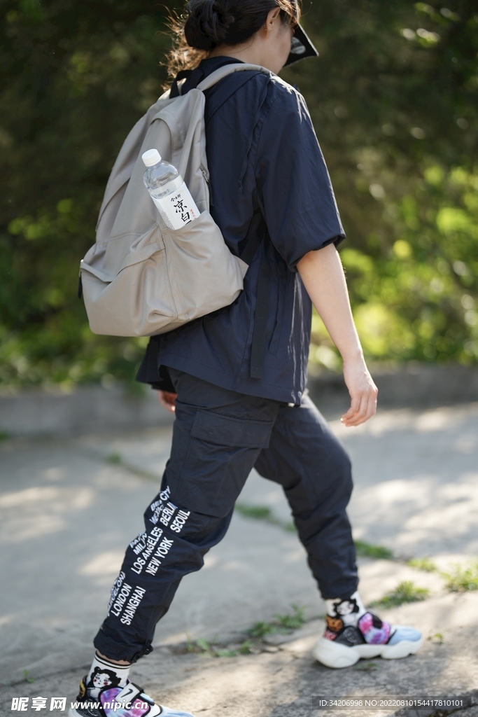 凉白开登山饮水