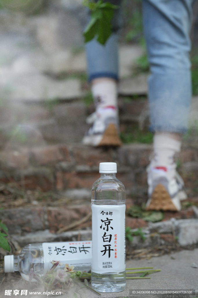 凉白开登山饮水