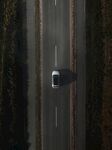 笔直公路上的汽车