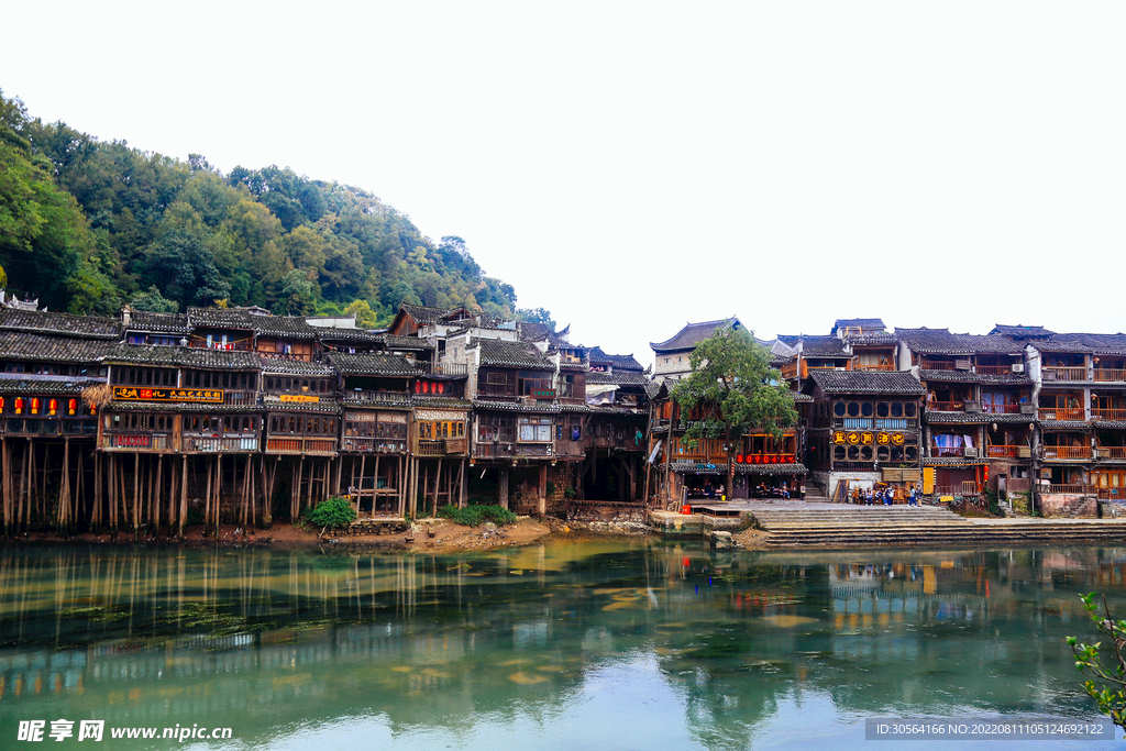 户外湖边复古旅游小镇