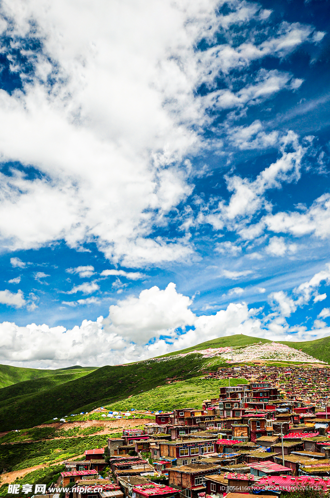 户外山脉旅游复古小镇