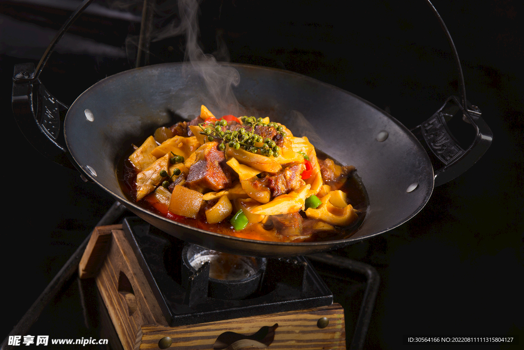 铁锅炒牛腩美食
