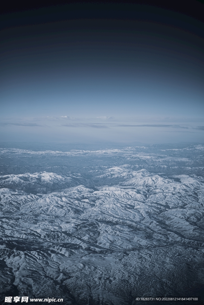 高空俯拍的雪山图