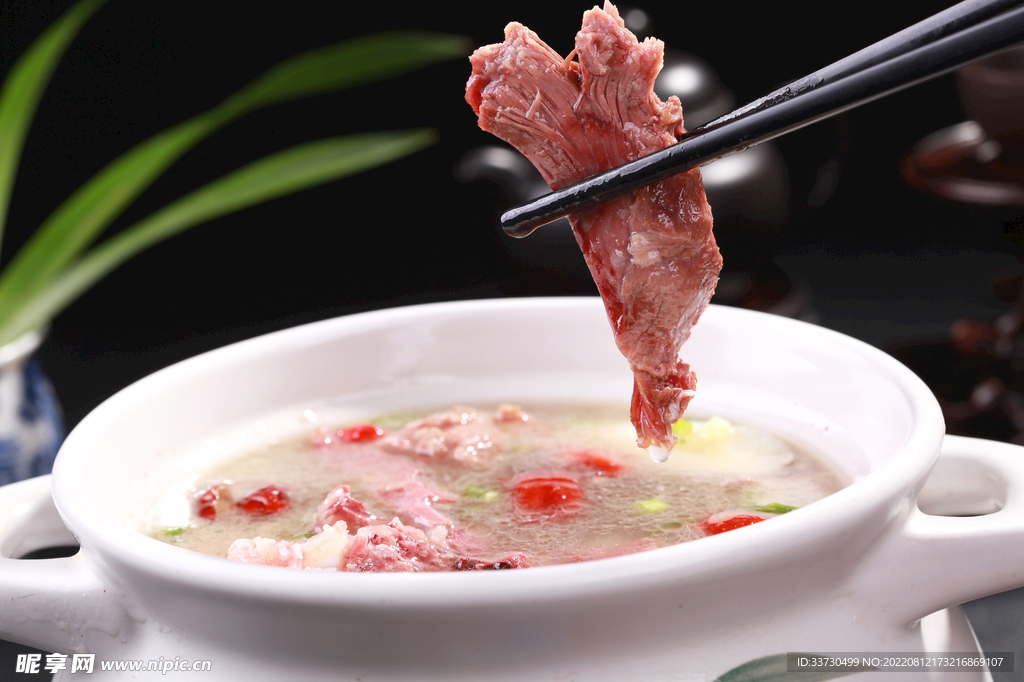 砂锅煲狗肉
