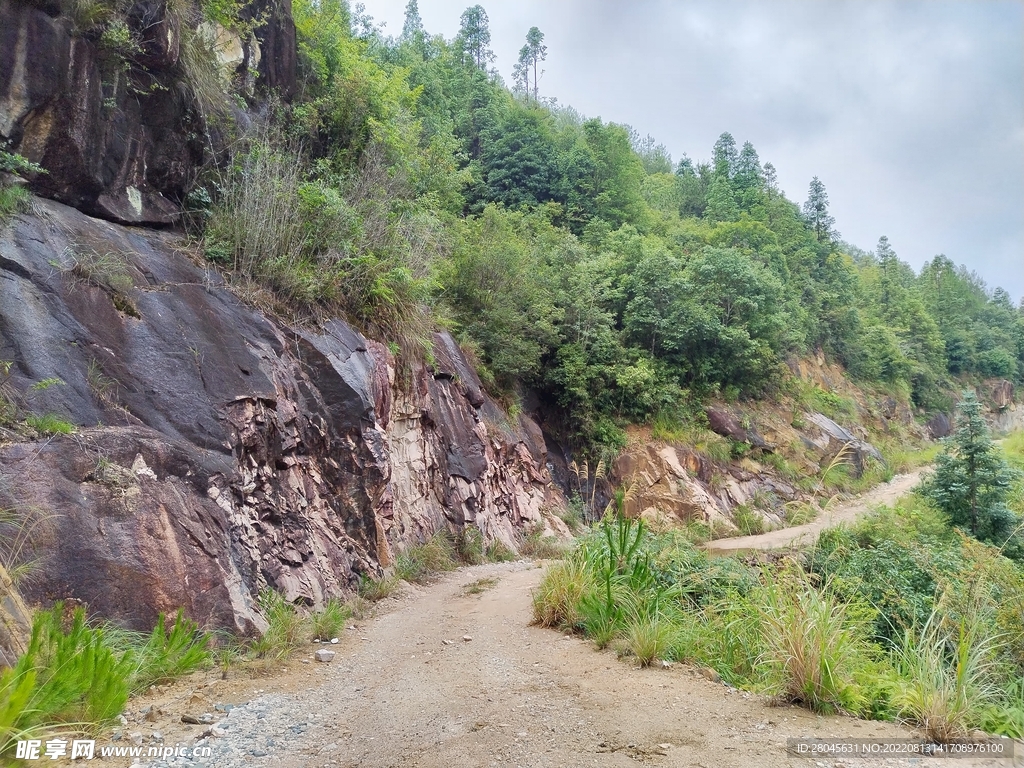 岩石上的公路