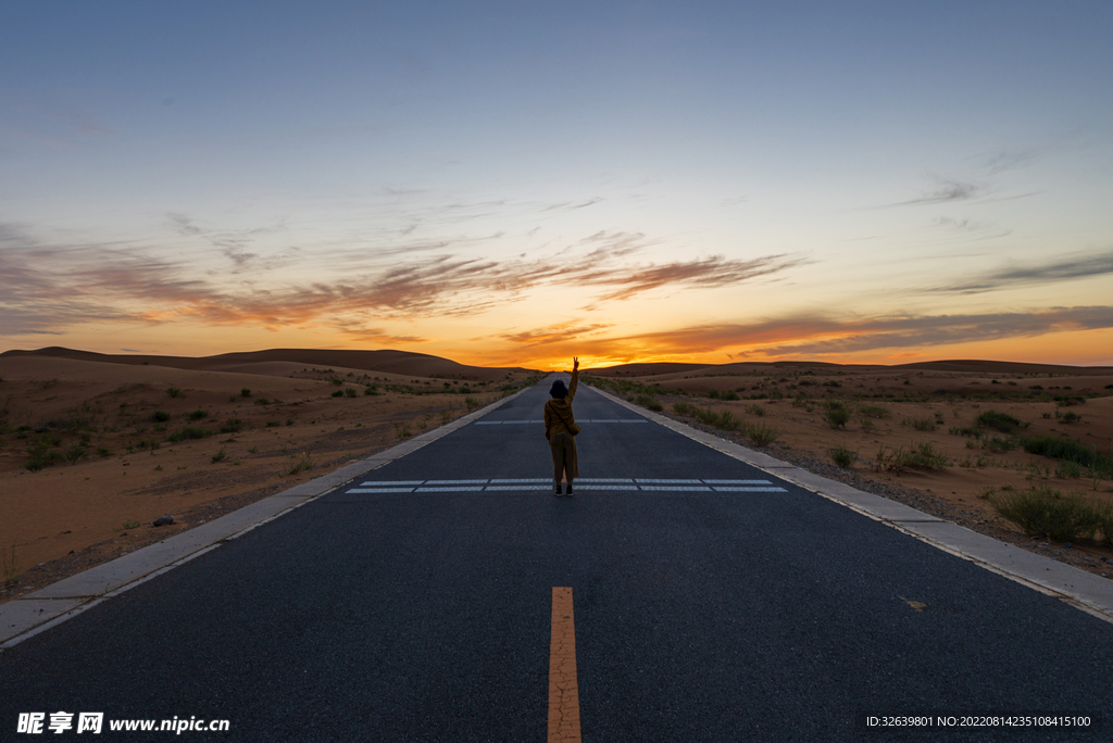 夕阳下的公路