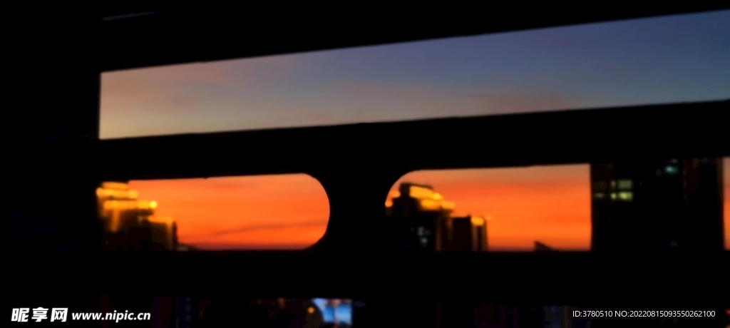 城市夕阳