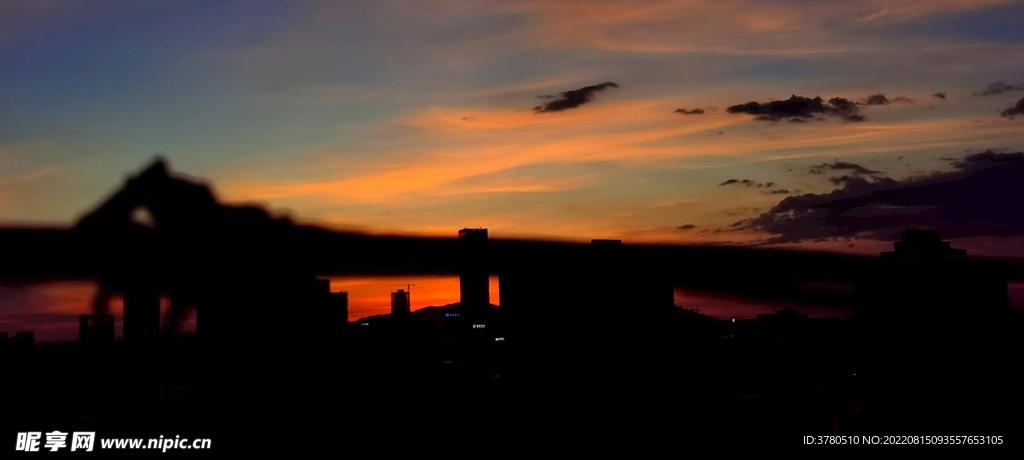 城市夕阳