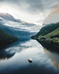 雾气下的湖泊船美景