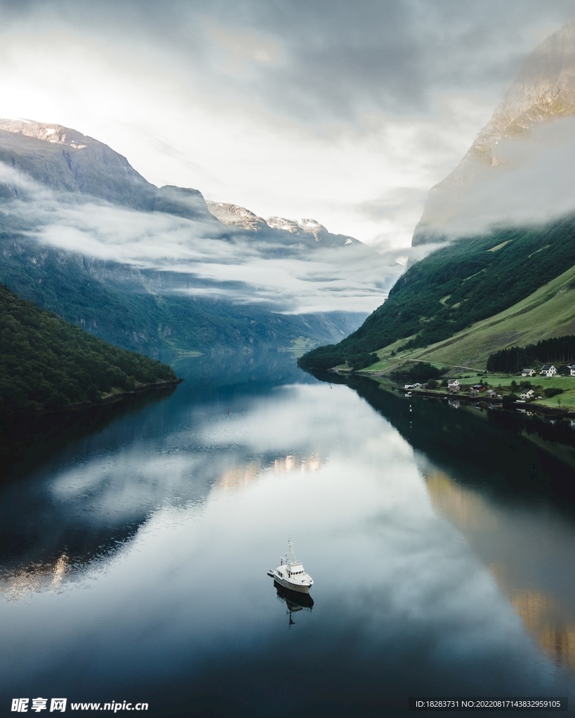 雾气下的湖泊船美景