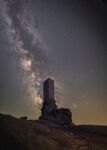 夏季星空下的土堆建筑