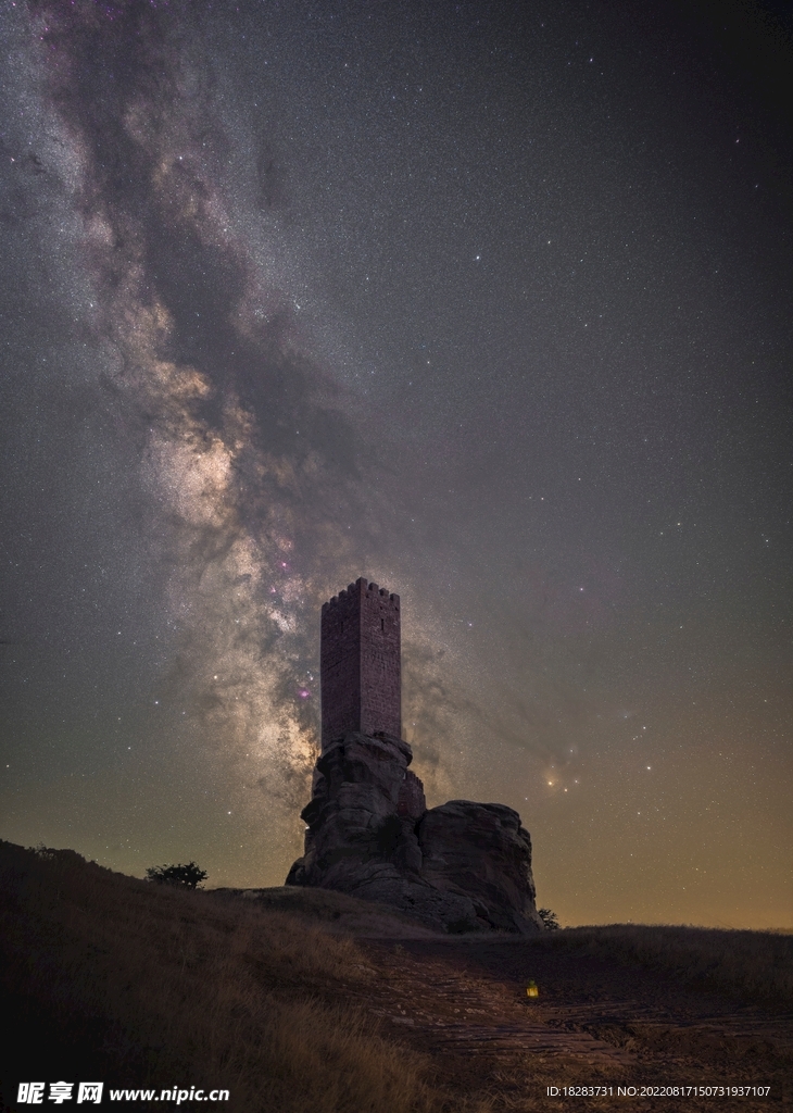 夏季星空下的土堆建筑