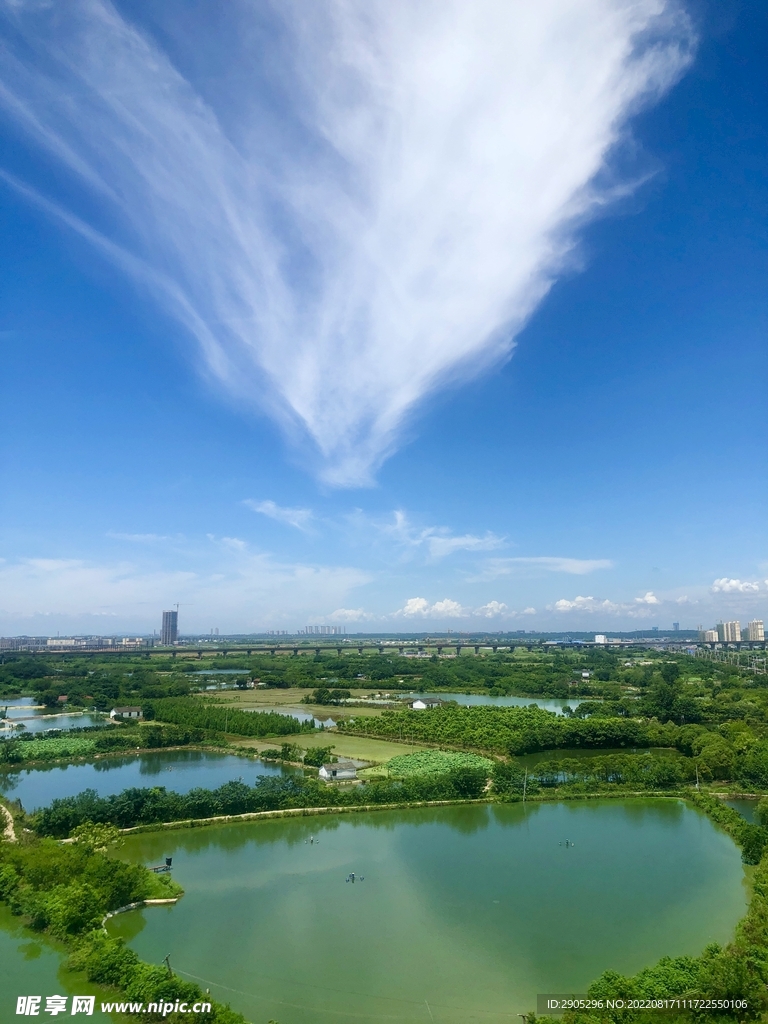 蓝天白云乡村风景