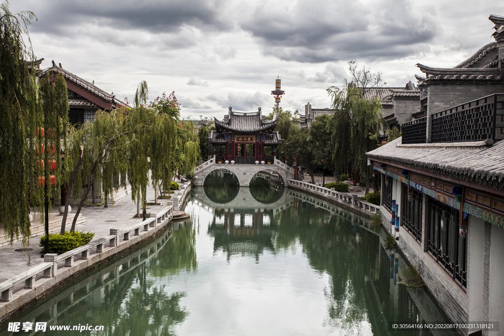 户外湖水复古旅游小镇