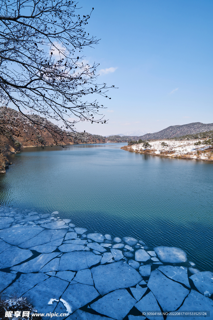 户外冬季湖面湖水