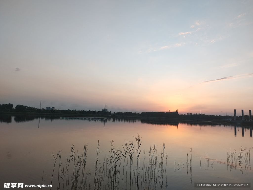 夕阳湖水