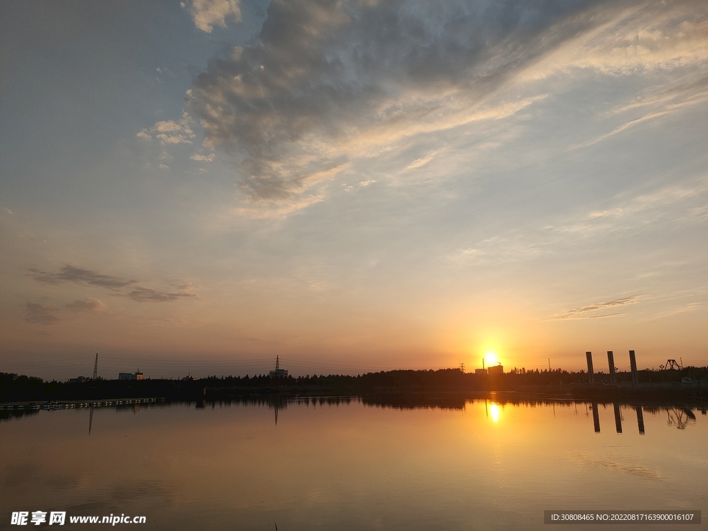 夕阳下的湖水