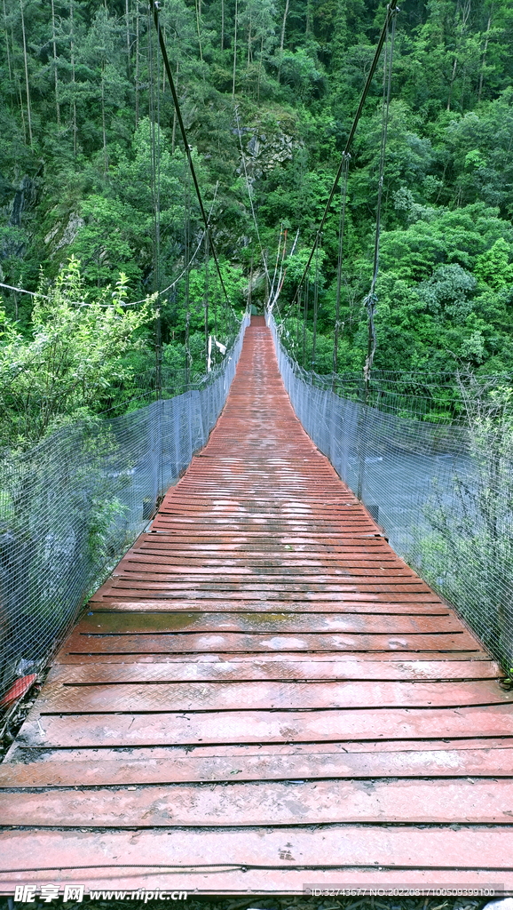 山间吊桥