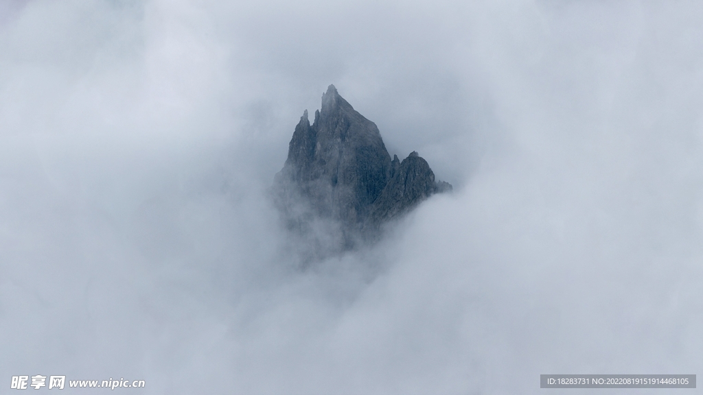 雾气中的高山