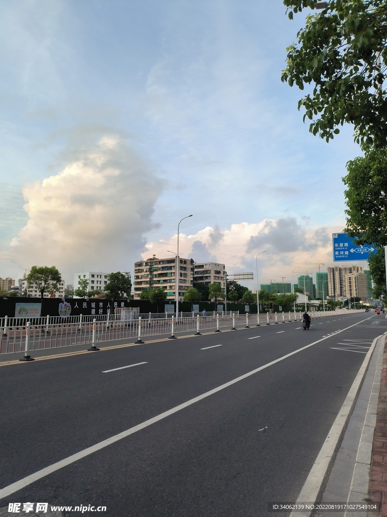 清晨马路风景