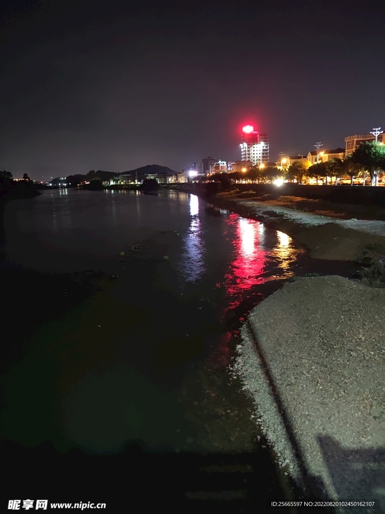 夜晚水面倒影