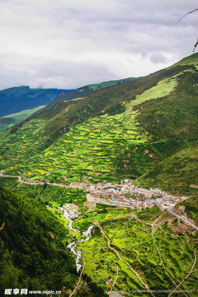 绿色山脉山峰