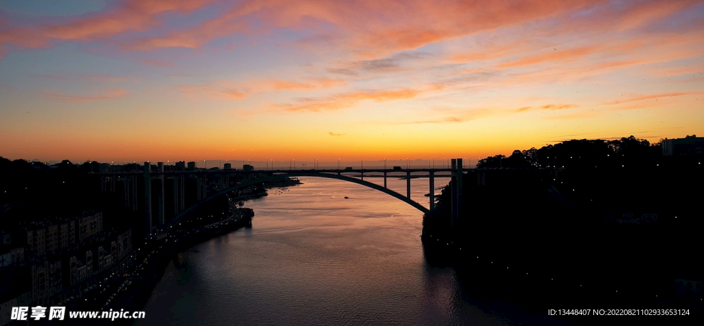 高清夕阳航拍外国城市大桥河流