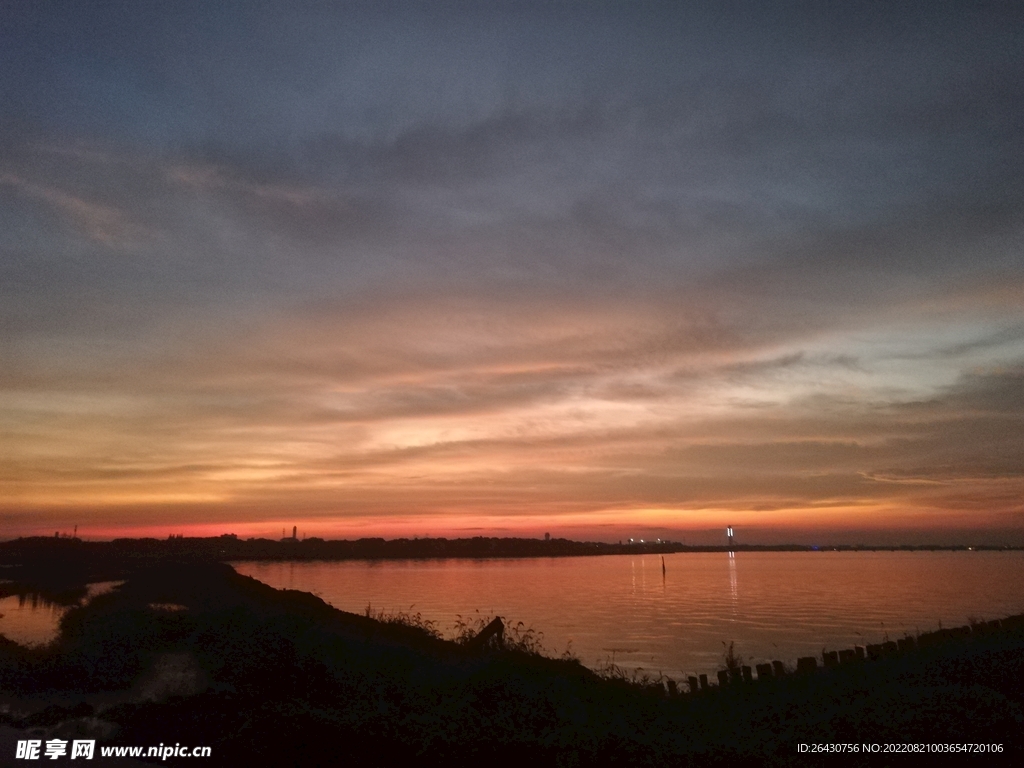 湖边晚霞美丽晚霞夕阳日落