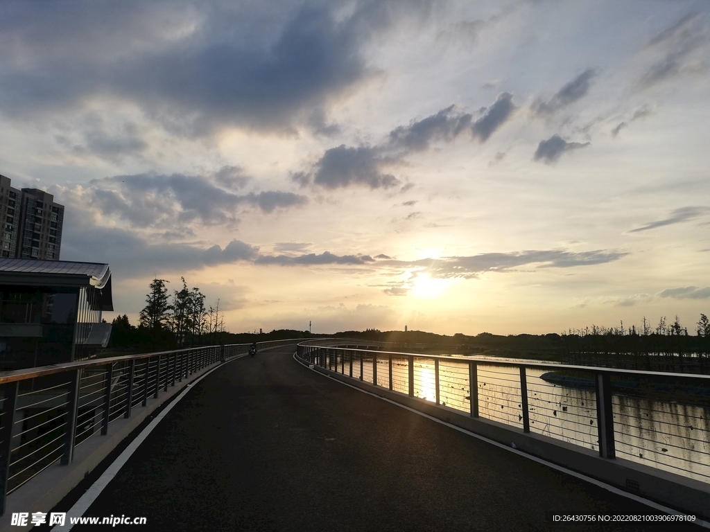 湖边日落湿地夕阳风景
