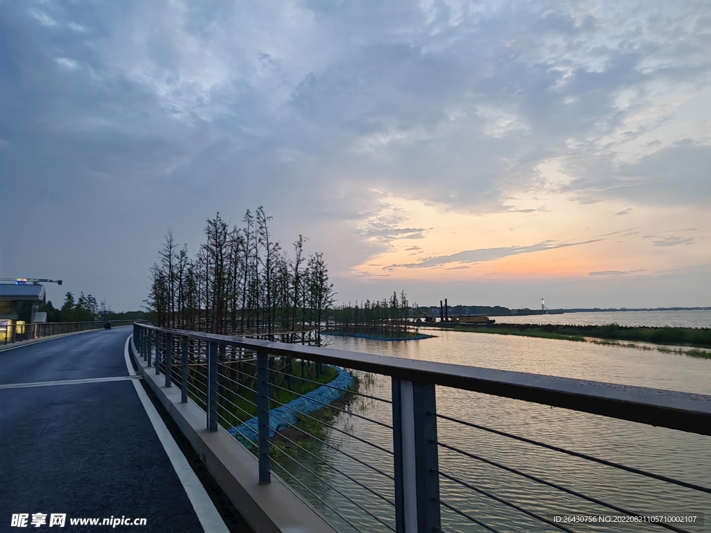 湖边晚霞公路