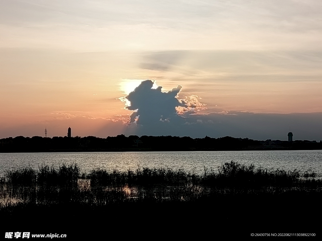 马形晚霞湖边晚霞夕阳