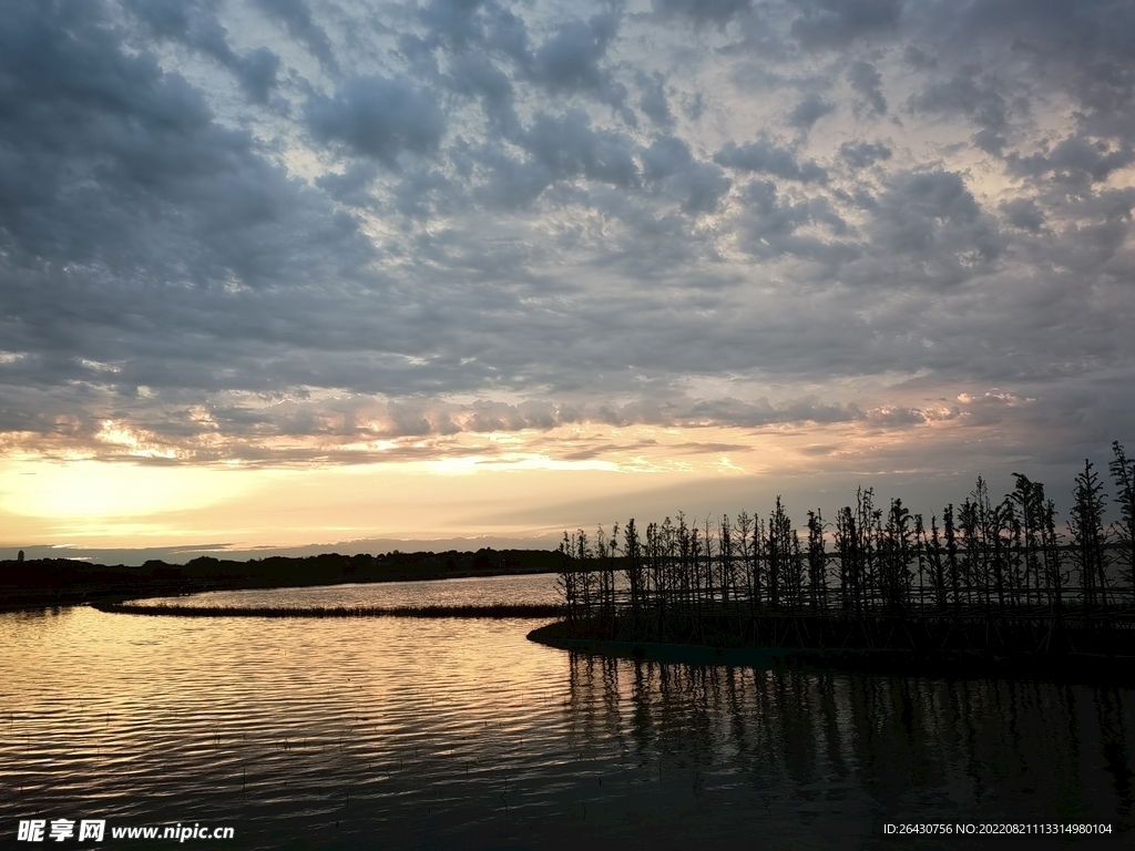 湖边日落湖边晚霞夕阳