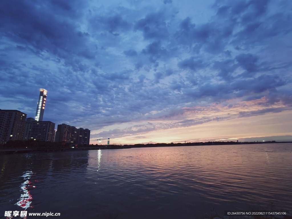 湖边晚霞城市夜景湿地风光