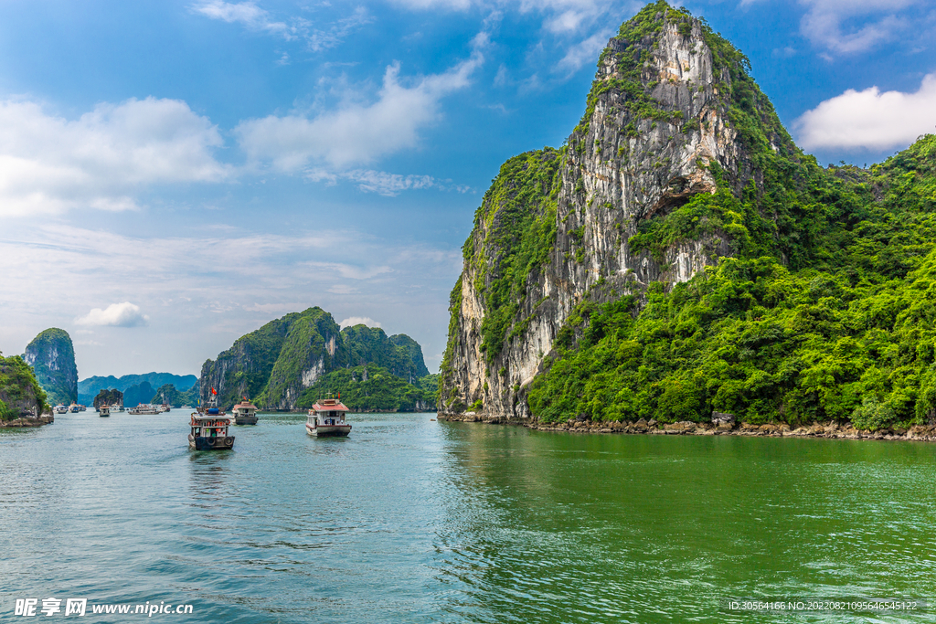 山峰湖水旅游景点