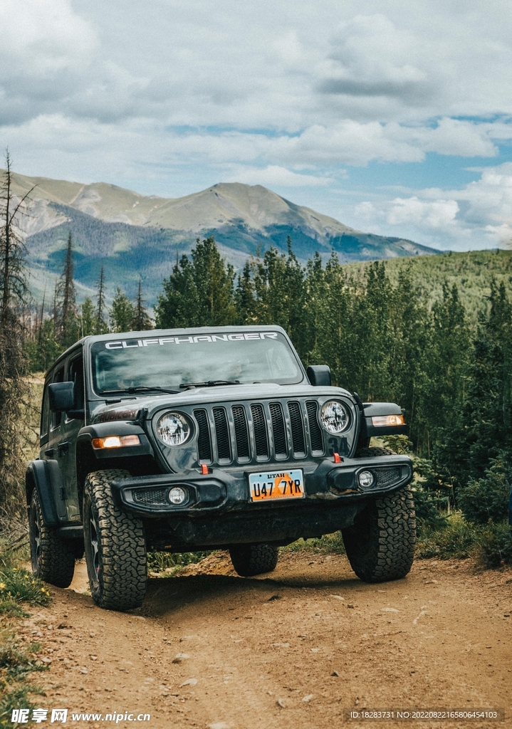 登山越野的JEEP车