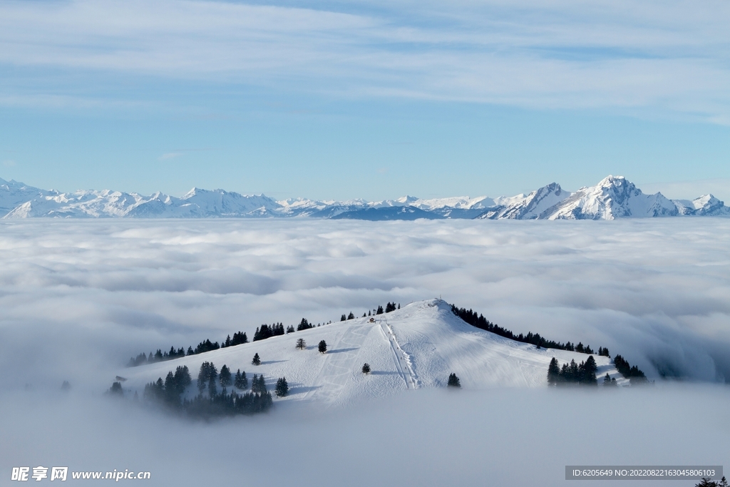 云层山峰雪山滑雪