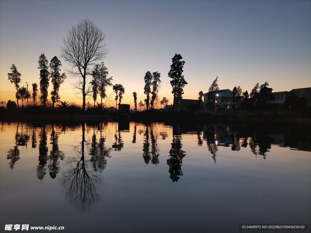 夕阳乡村水边湖泊