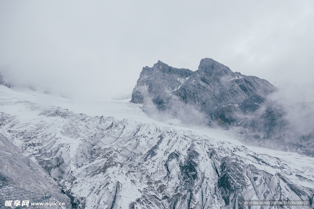 户外冬季雪山山峰