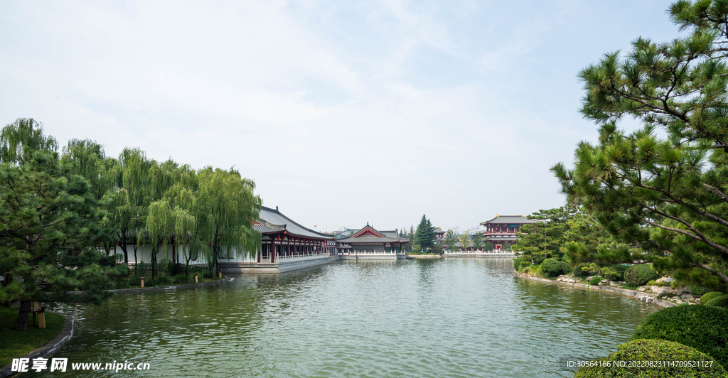 户外公园湖面湖水复古凉亭