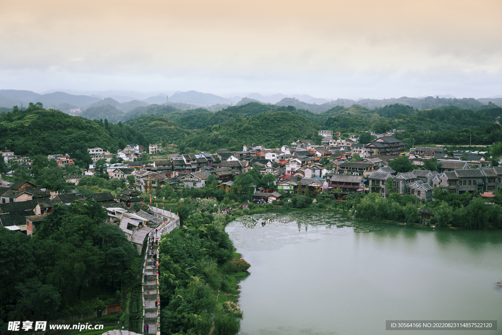 户外湖面旅游复古小镇